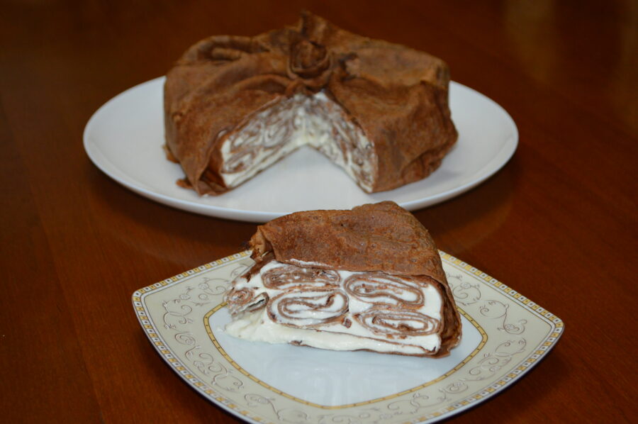 Tarta de crêpes festiva con relleno de nata y sour cream