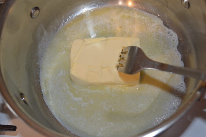 Mantequilla derritiéndose junto con la leche caliente