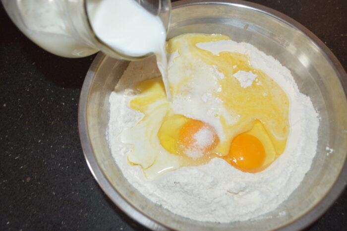 Harina con huevos, mantequilla y levadura mezclándose en un bol
