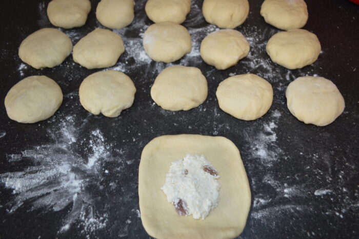 Porción de masa rellena de requesón