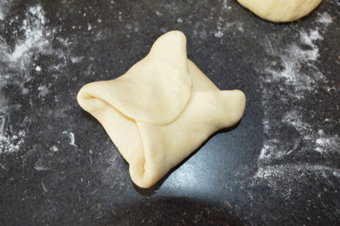 Bordes de la empanadilla sellados a mano antes del horneado