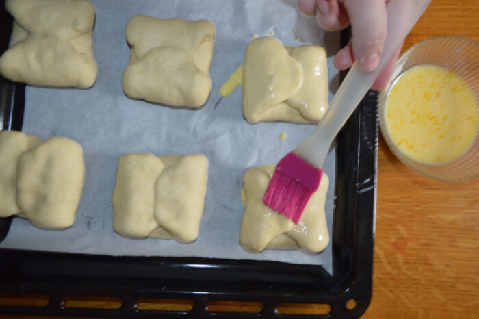 Empanadillas pincelándose con huevo batido antes de entrar al horno
