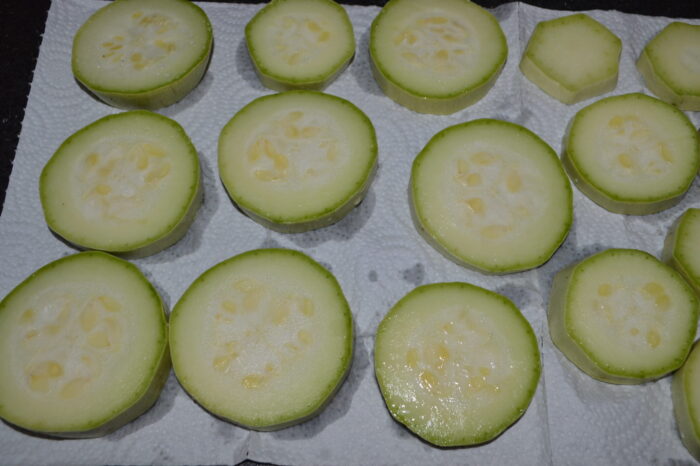Rodajas de calabacín secándose sobre papel de cocina