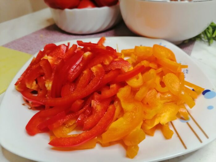 Перец нарезать тонкими полосками