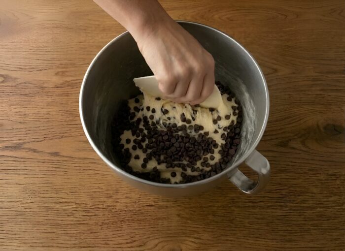 Adaugati pepitele de ciocolata